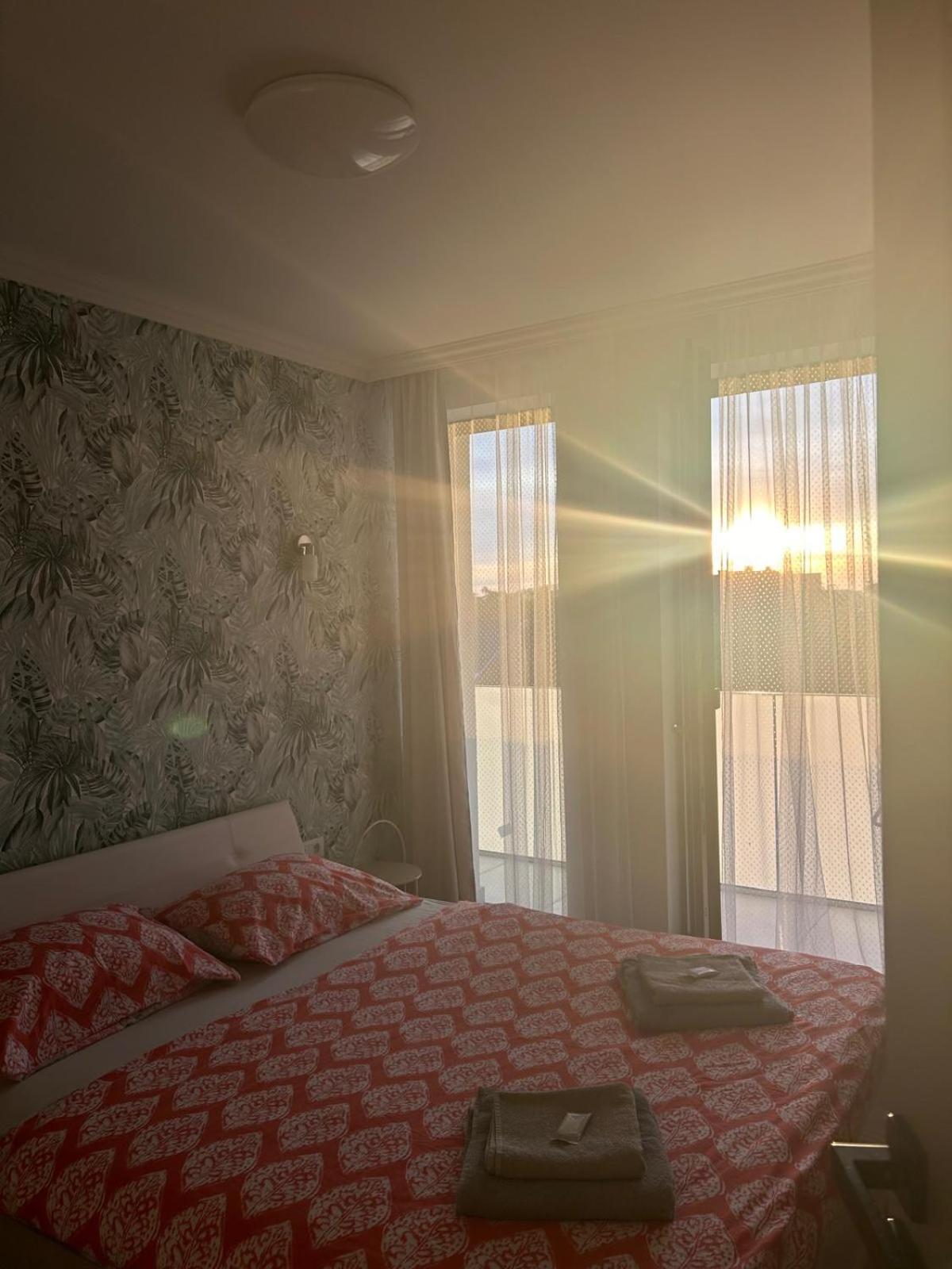 Becca'S Downtown Apartment With Private Parking أرادايا المظهر الخارجي الصورة
